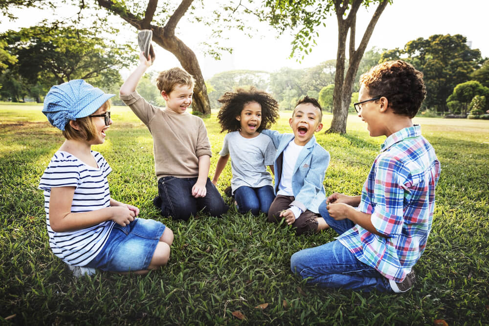 Niños en la naturaleza disfrutando.