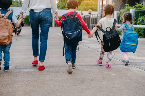 Niños yendo a clase en su nuevo colegio.