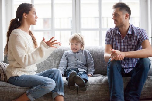 Padres discutiendo con su hijo en medio.