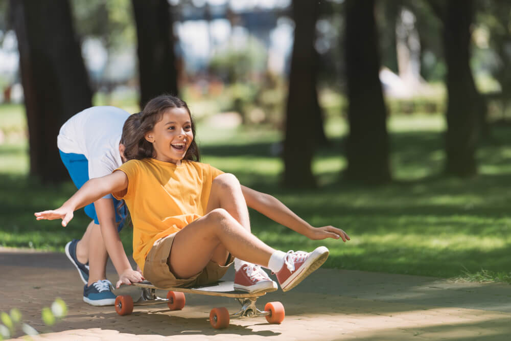 Des enfants qui jouent sur un skateboard.