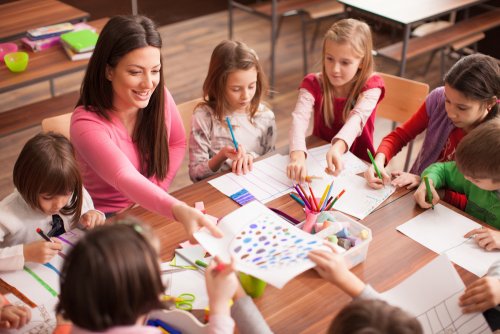 Enseignante avec ses élèves dans le processus d'enseignement-apprentissage.