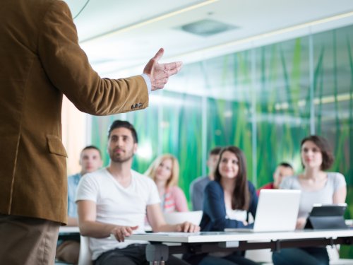 Reunión de docentes para plantear algunos pasos a seguir para crear hábitos de autorreflexión en educación.