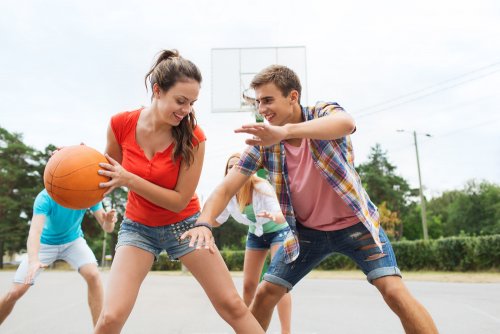 Adolescentes jugando al baloncesto con una de las formas de ocio alternativo.