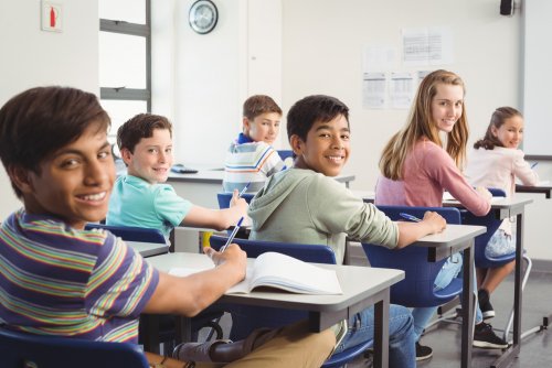Alumnos felices gracias al ambiente positivo que hay en el aula.
