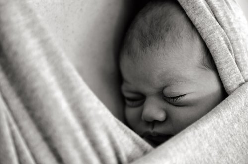Bebé recién nacido piel con piel con su madre.