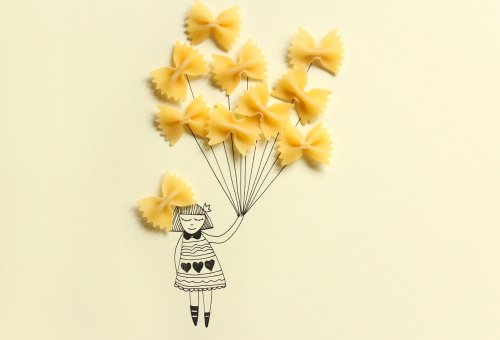 Manualidad de un dibujo de una niña con unos globos hechos con pasta.