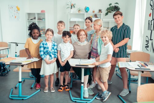 Una clase posa con su tutora para una foto para publicarla en el periódico del colegio.