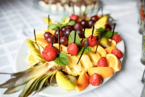 Brochetas de fruta para una fiesta infantil saludable.