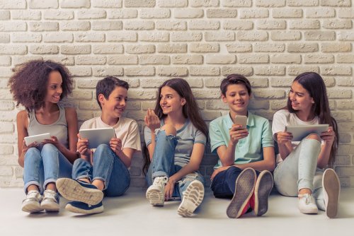 Grupo de amigos con sus smartphones en la adolescencia.