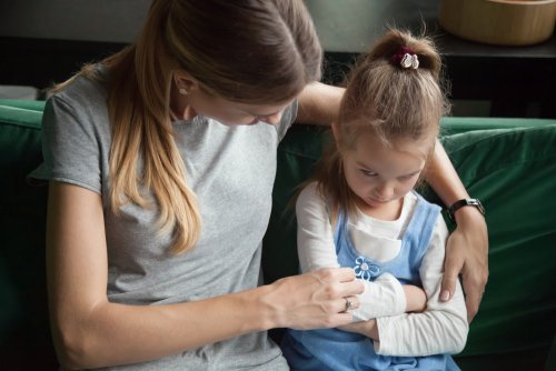 Madre tratando de hablar con su hija enfadada para que muestre sus sentimientos y emociones.