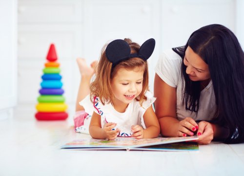 Madre leyendo un cuento con su hija.