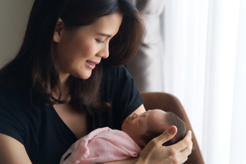 Mamá con su bebé durante el postparto.