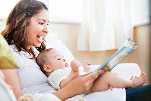 Madre leyendo uno de los cuentos para bebés de 0 a 3 años a su hijo.
