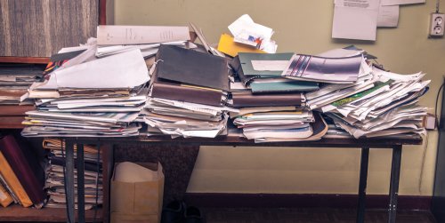 Escritorio muy desordenado, otro de los malos hábitos de estudio.