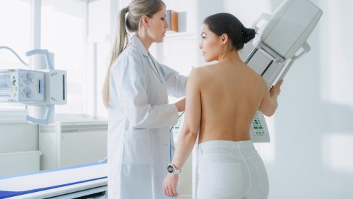 Mujer con cáncer de mama haciéndose pruebas en el hospital.