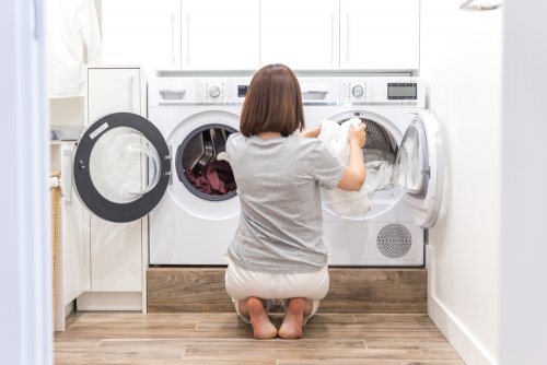 Mujer poniendo lavadoras.
