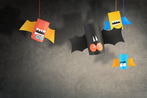 Murciélagos hechos con rollos de papel higiénico como manualidad para Halloween.