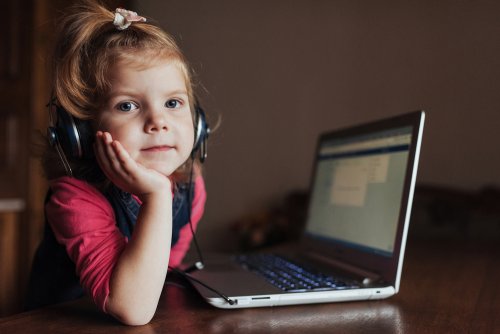 Niña con un ordenador adquiriendo conocimientos mediante la Teoría de la Experiencia de Aprendizaje Mediado de Feuerstein.