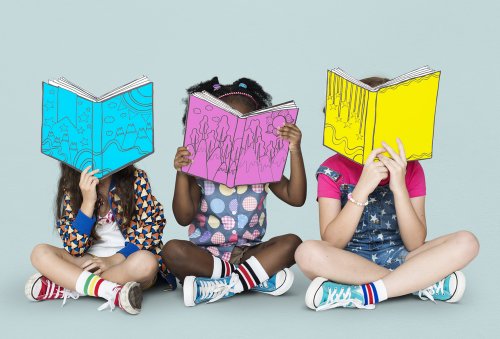 Niñas leyendo libros de la colección de Manolito Gafotas.