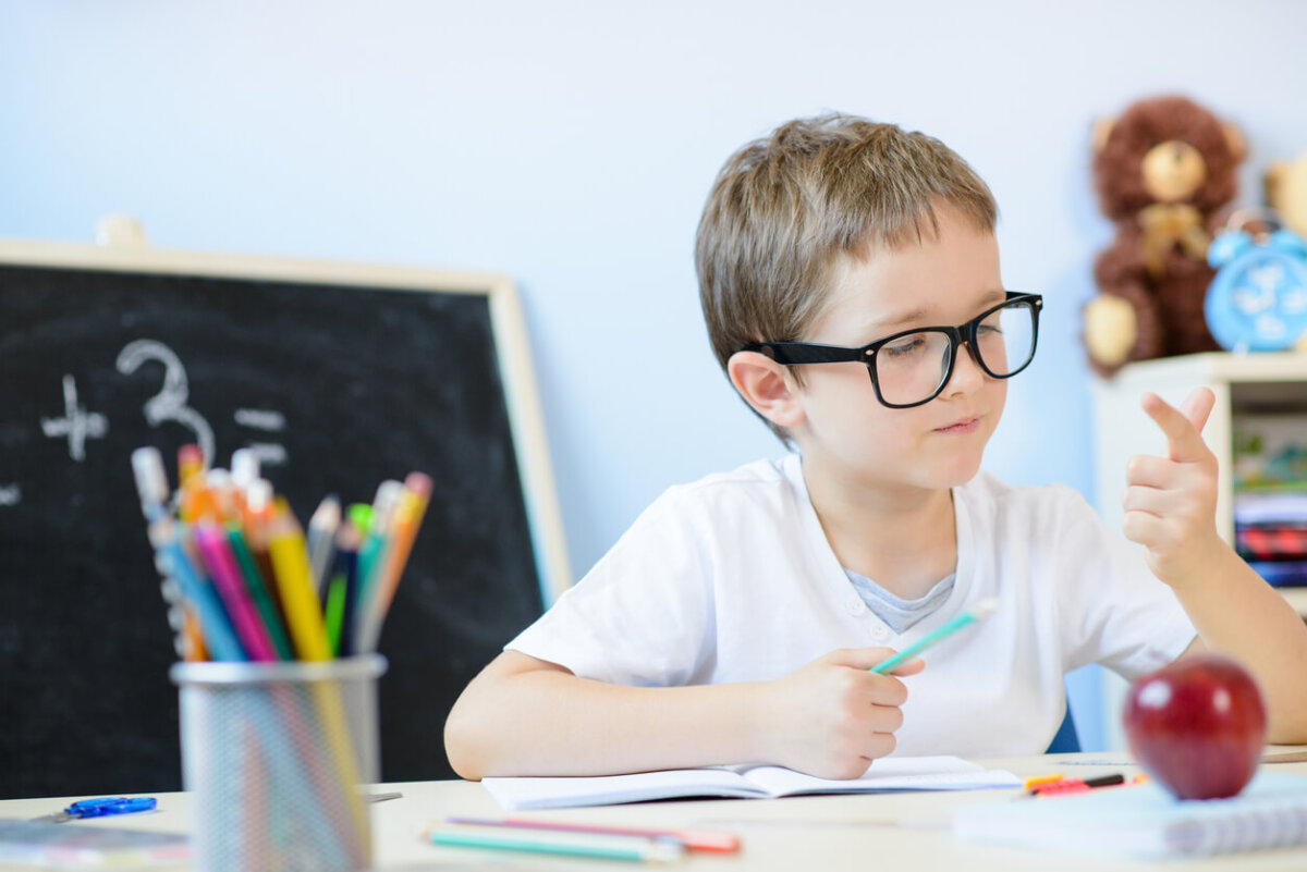 Niño demostrando su inteligencia.