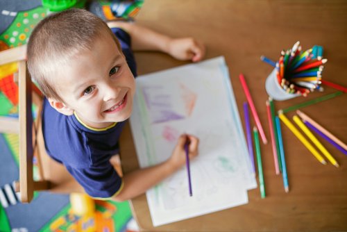 Niño haciendo test gráficos mediante dibujos.