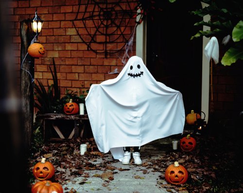 Niño disfrazado de fantasma para Halloween.