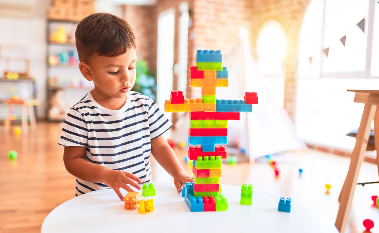 Niño jugando con diferentes bloques