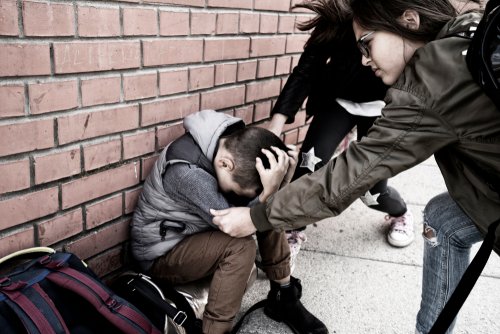 Niño recibiendo golpes y abusos a la salida del colegio.