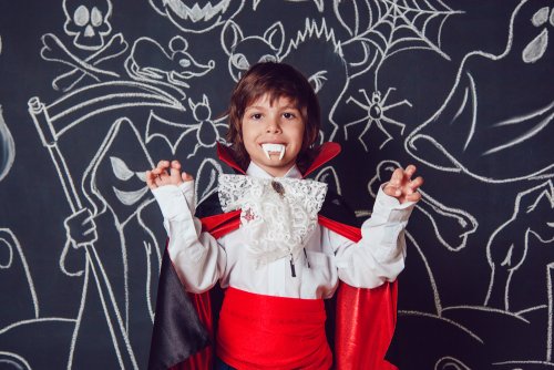 Niño disfrazado de vampiro como el protagonista de uno de los libros infantiles para Halloween.