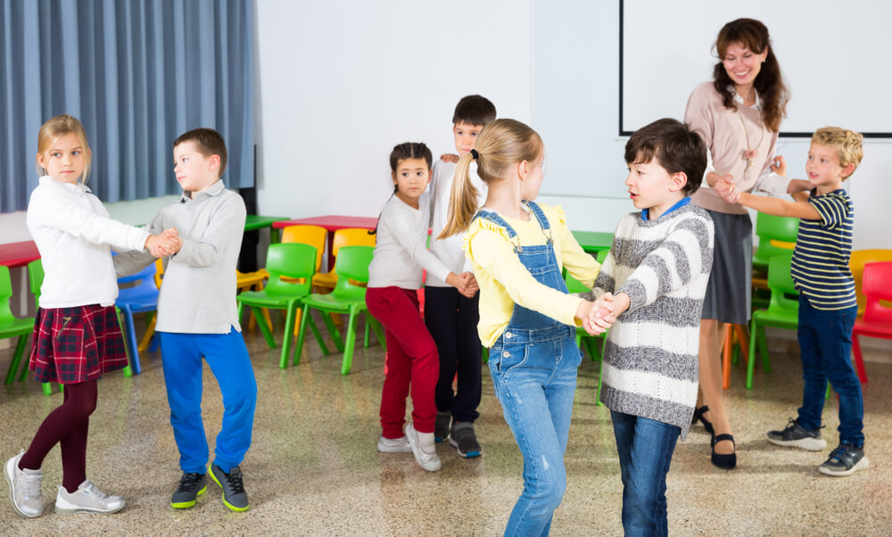 Niños bailando en una de las pausas activas en clase para mejorar la atención.