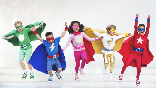 Niños disfrazados de superhéroes.