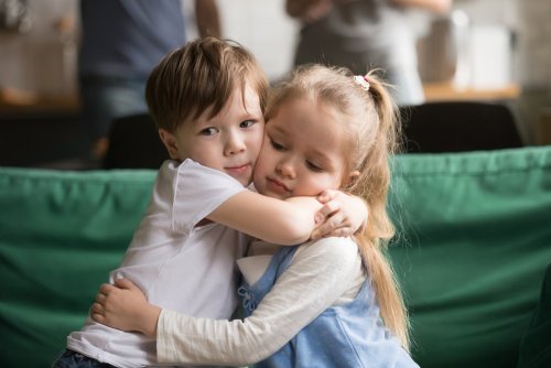 Niños dándose un abrazo para fomentar la empatía y la amistad.