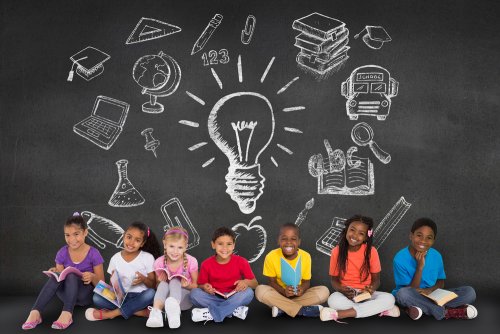 Niños desarrollando en el aula las inteligencias múltiples.