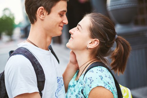 Pareja adolescente a punto de darse un beso.