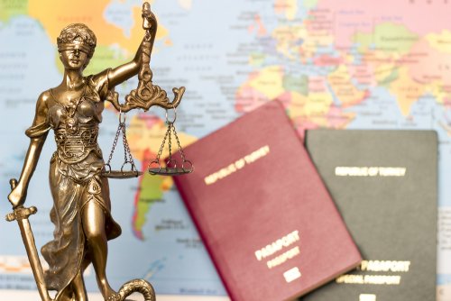 ¿Cómo pueden adquirir padres e hijos la nacionalidad española?