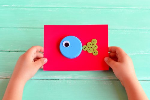 Pez hecho con botones y tapones de plástico.