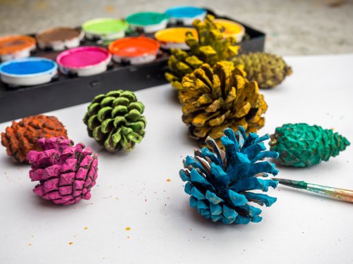 Piñas pintadas, otra de las posibles manualidades para el otoño.