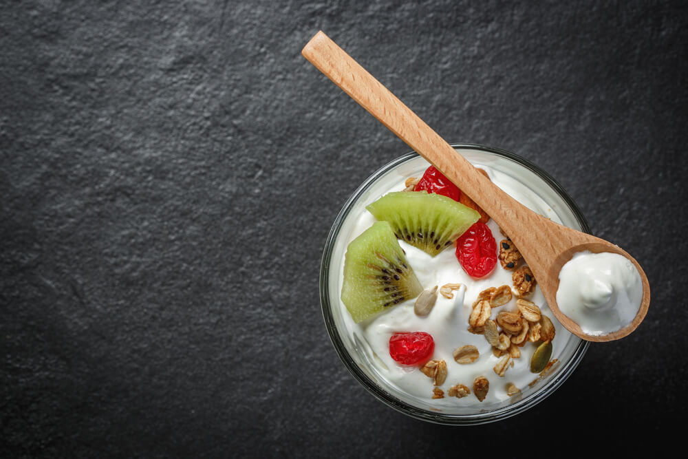 Yogur con trozos de frutas.