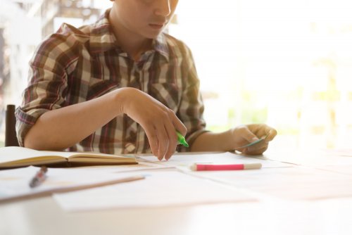 Alumnos aplicando la técnica del subrayado para estudiar.