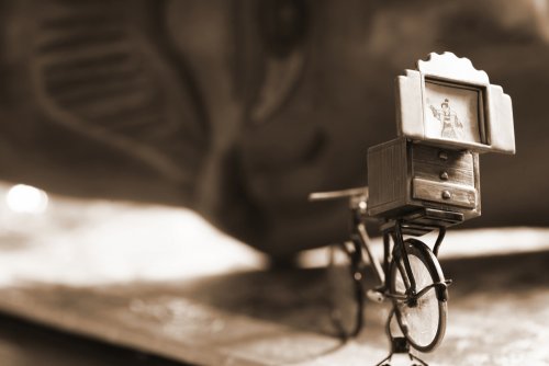 Miniatura de una bicicleta y un kamishibai para los cuentacuentos online.