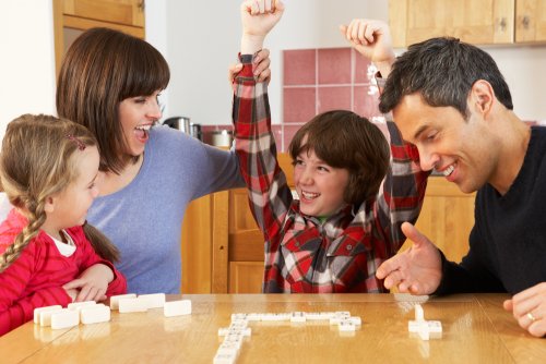 Familia jugando al dominó.