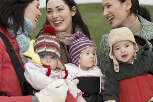 Grupo de amigas con sus bebés como ejemplo de tribu y maternidad.