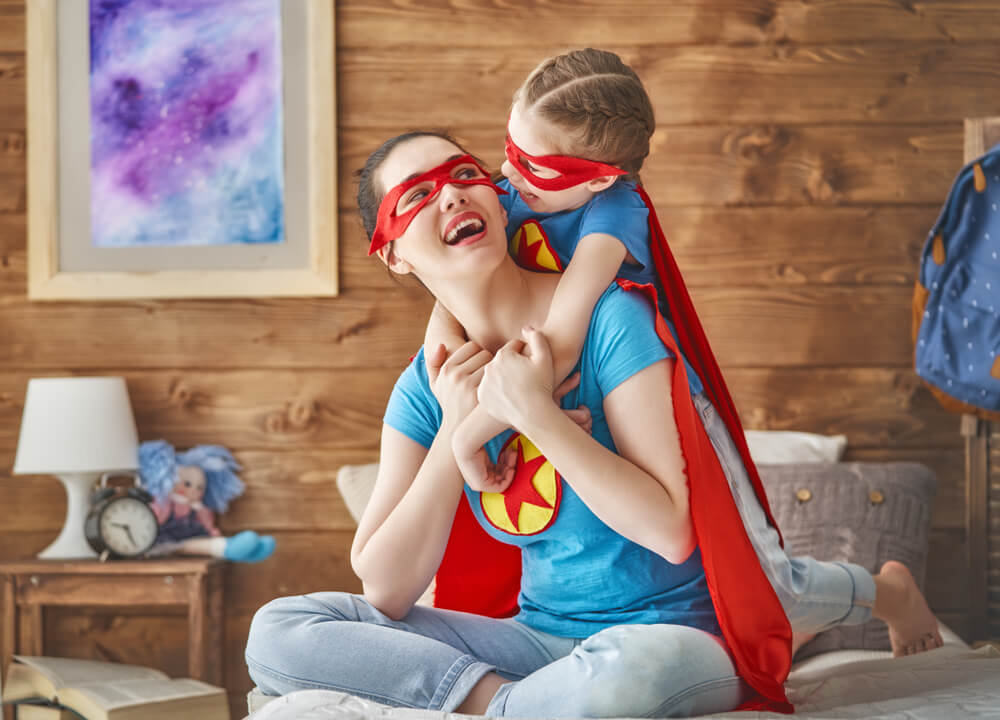 Madre e hija disfrazadas de superheroínas como las protagonistas de los cuentos.