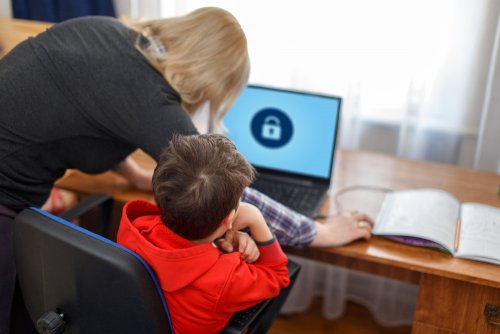 Madre aplicando el control parental en el ordenador de su hijo a la hora de estudiar.