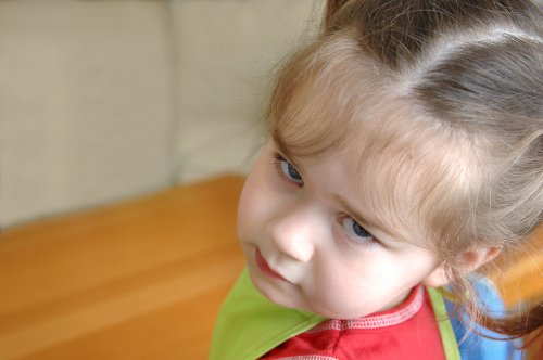 Niña muy serie en la etapa del no.