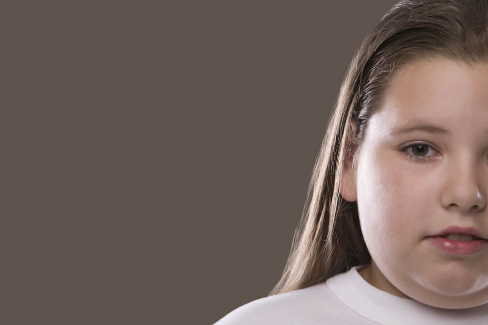 Niña con sobrepeso u obesidad.