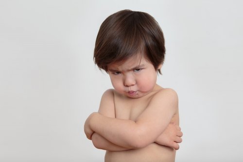 Niño de dos años en la etapa del no con los brazos cruzados.