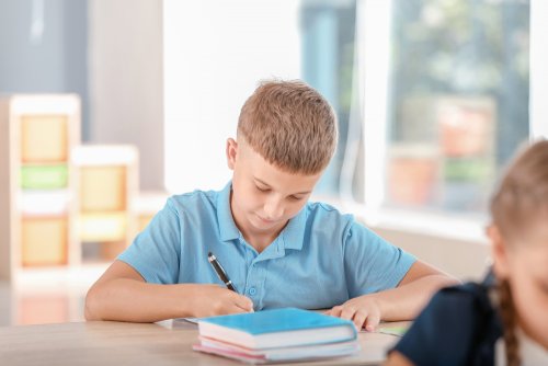 Niño haciendo en clase el test de los 3 minutos.