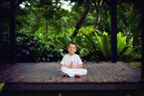 Niño practicando la meditación y el mindfulness.