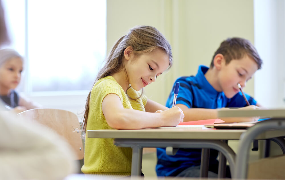 Niños realizando en clase el test de los 3 minutos, un ejercicio para la atención.